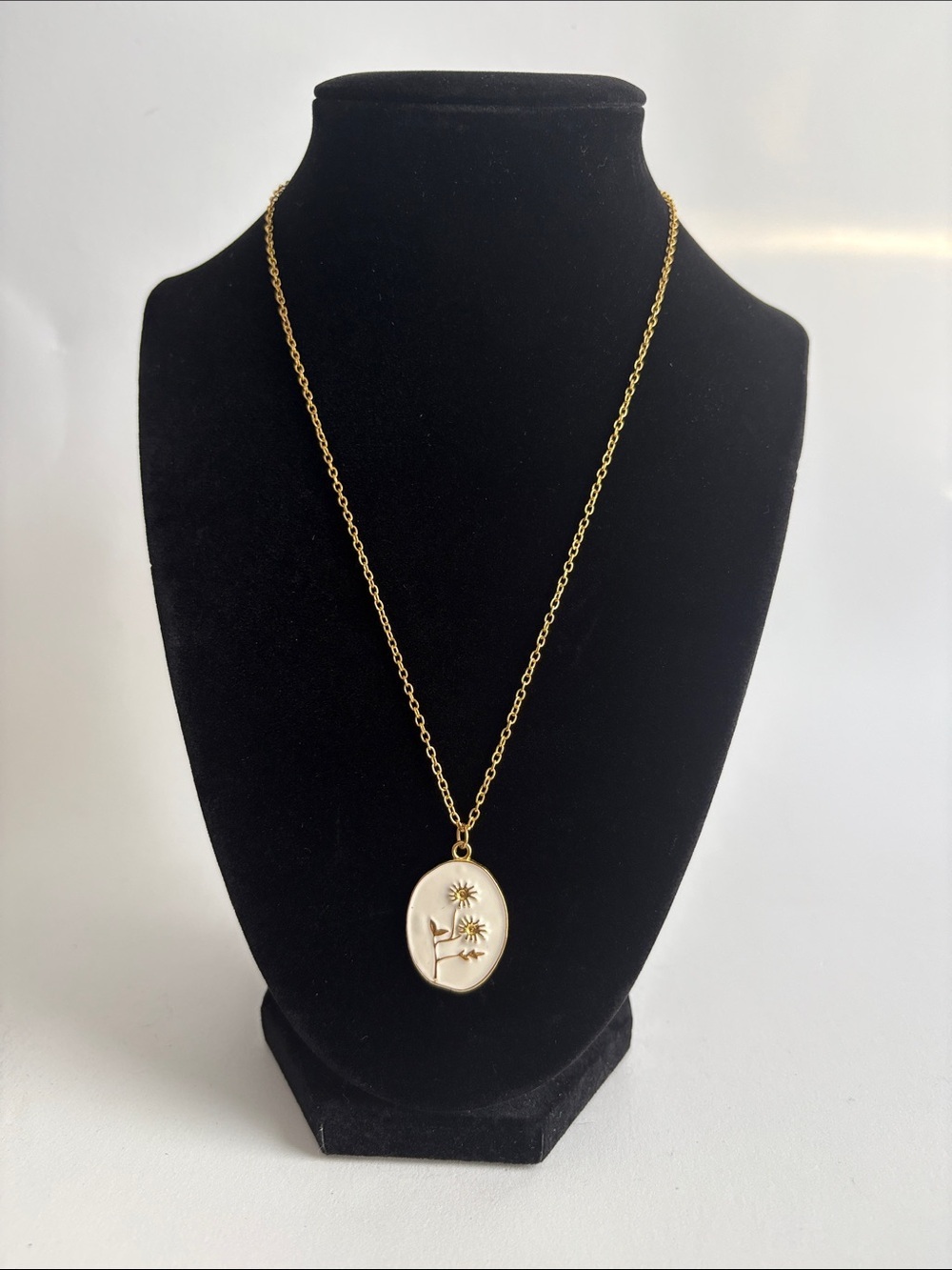Gold Floral Cameo Pendant Necklace White Oval Women Jewelry